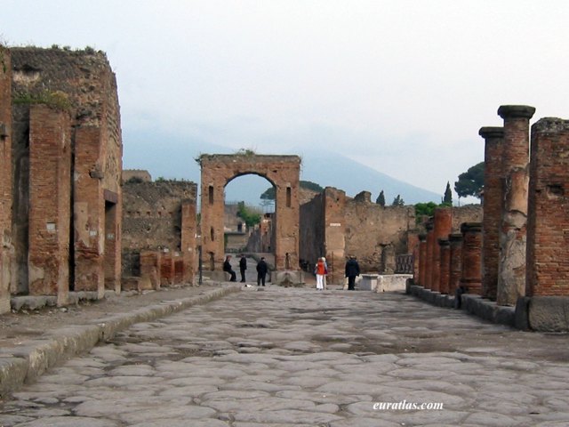 pompeii_forum_street.jpg