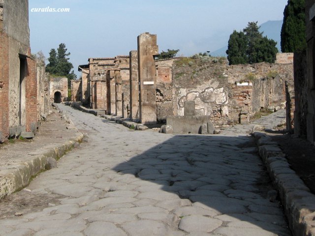 pompeii_via_consulare.jpg