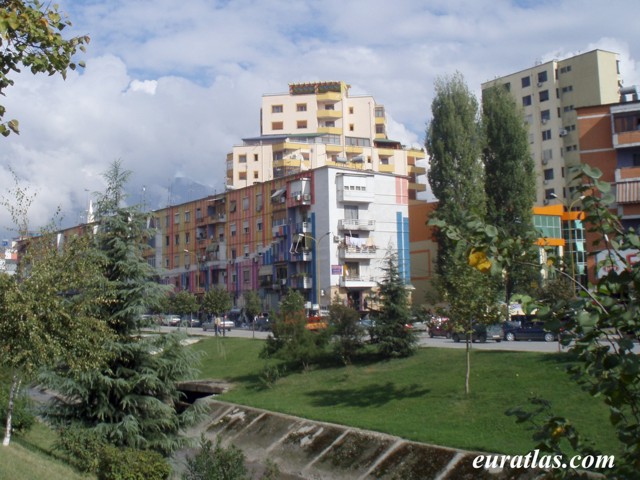 Cliquez ici pour télécharger Colored Houses of Tirana