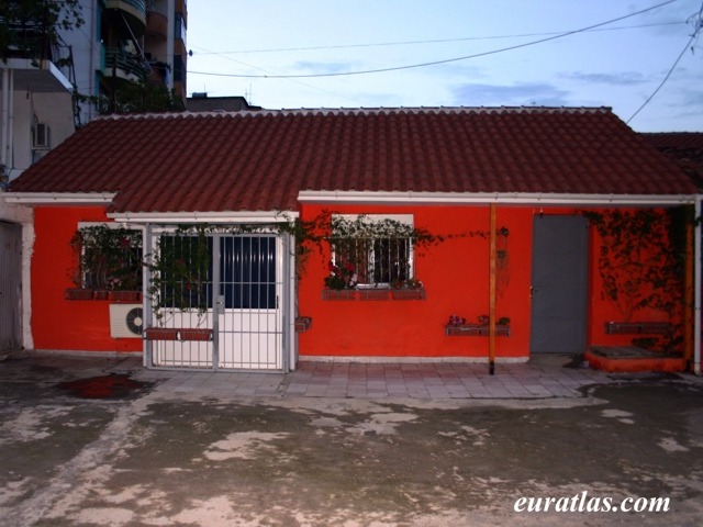 Cliquez ici pour télécharger Tirana, Small Red House