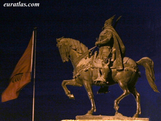 Cliquez ici pour télécharger Skanderbeg Statue by...