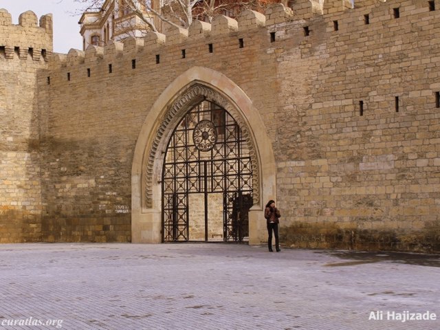 baku_old_city_gate.jpg