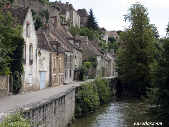 semur_en_auxois_armancon.jpg