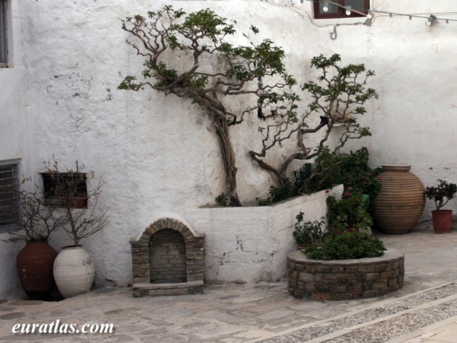 naxos_courtyard.jpg