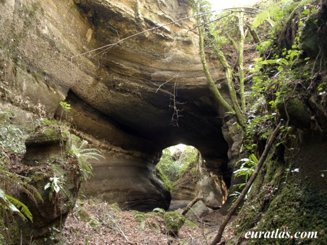 sessa_aurunca_rock_arch.jpg