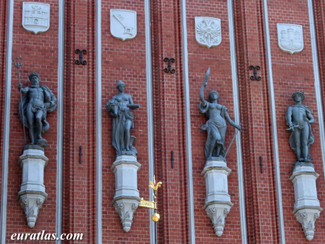 riga_blackheads_statues.jpg