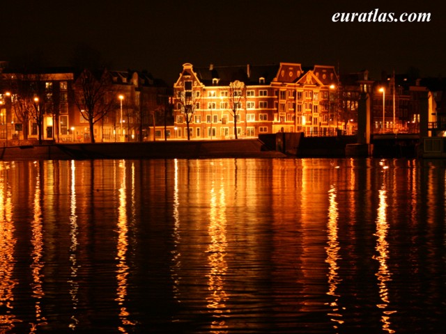 amsterdam_prins_hendrikkade_night.jpg