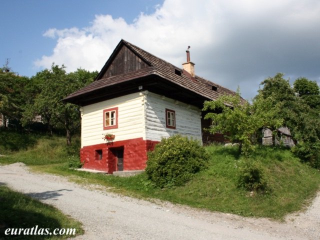 vlkolinec_red_house.jpg