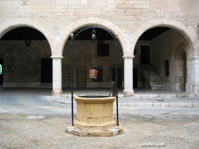 balearic_mallorca_palace_courtyard.jpg