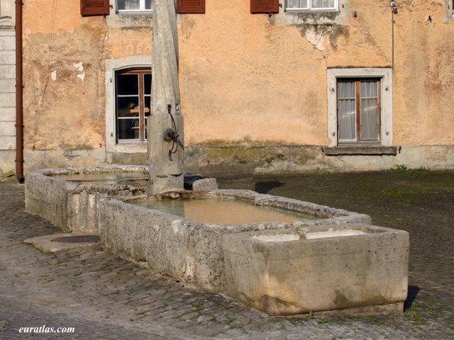 fountain_saint_ursanne.jpg