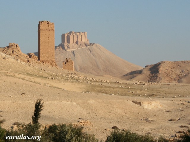 palmyra_qalaat_&_tomb.jpg