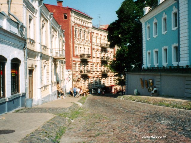 1_kiev_old_street.jpg