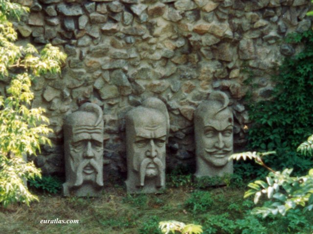 3_zaporozhye_cossacks_heads.jpg