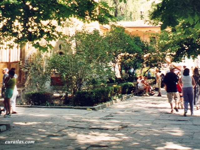 crimea_bakhchisaray_gardens.jpg